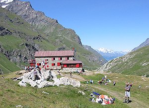 Il rifugio Benevolo, in alta val di Rh�me