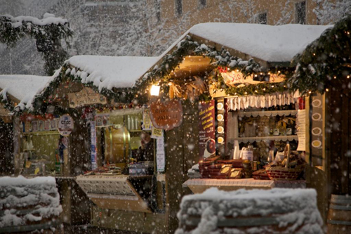 bancarelle del Mercatino di Natale a Trento sotto una nevicata, Trentino Alto Adige